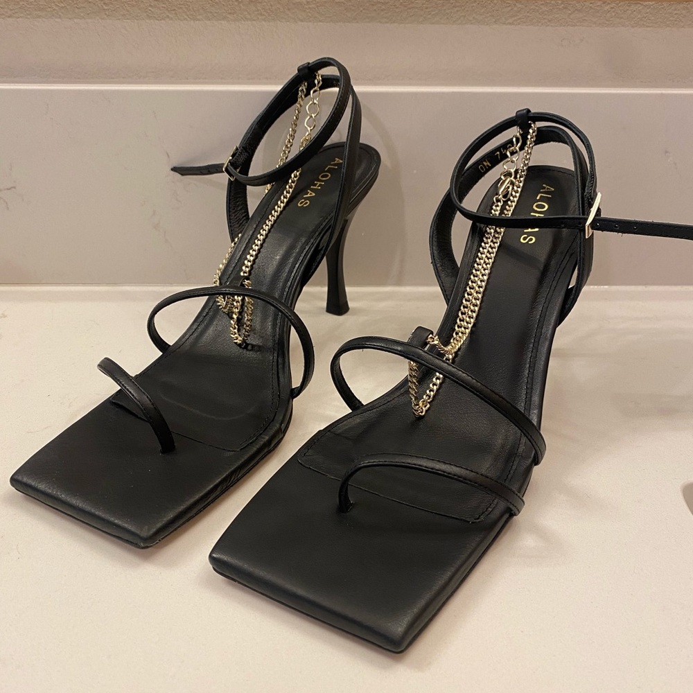 Aloha’s Black leather strappy heels